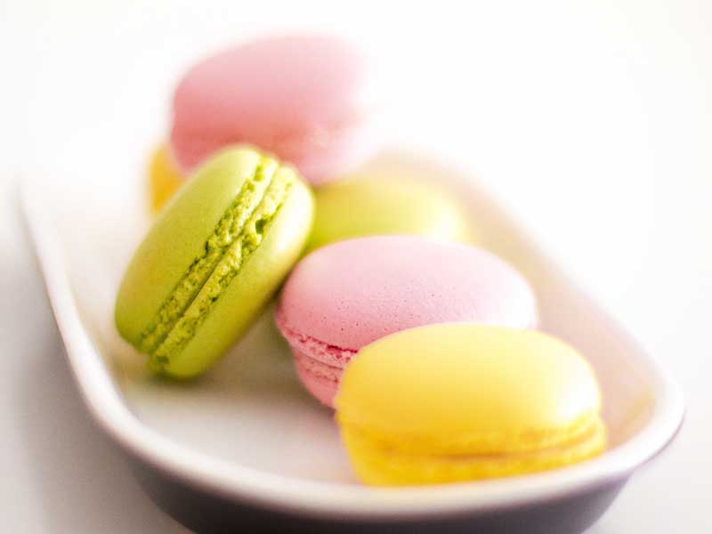 12 macarons